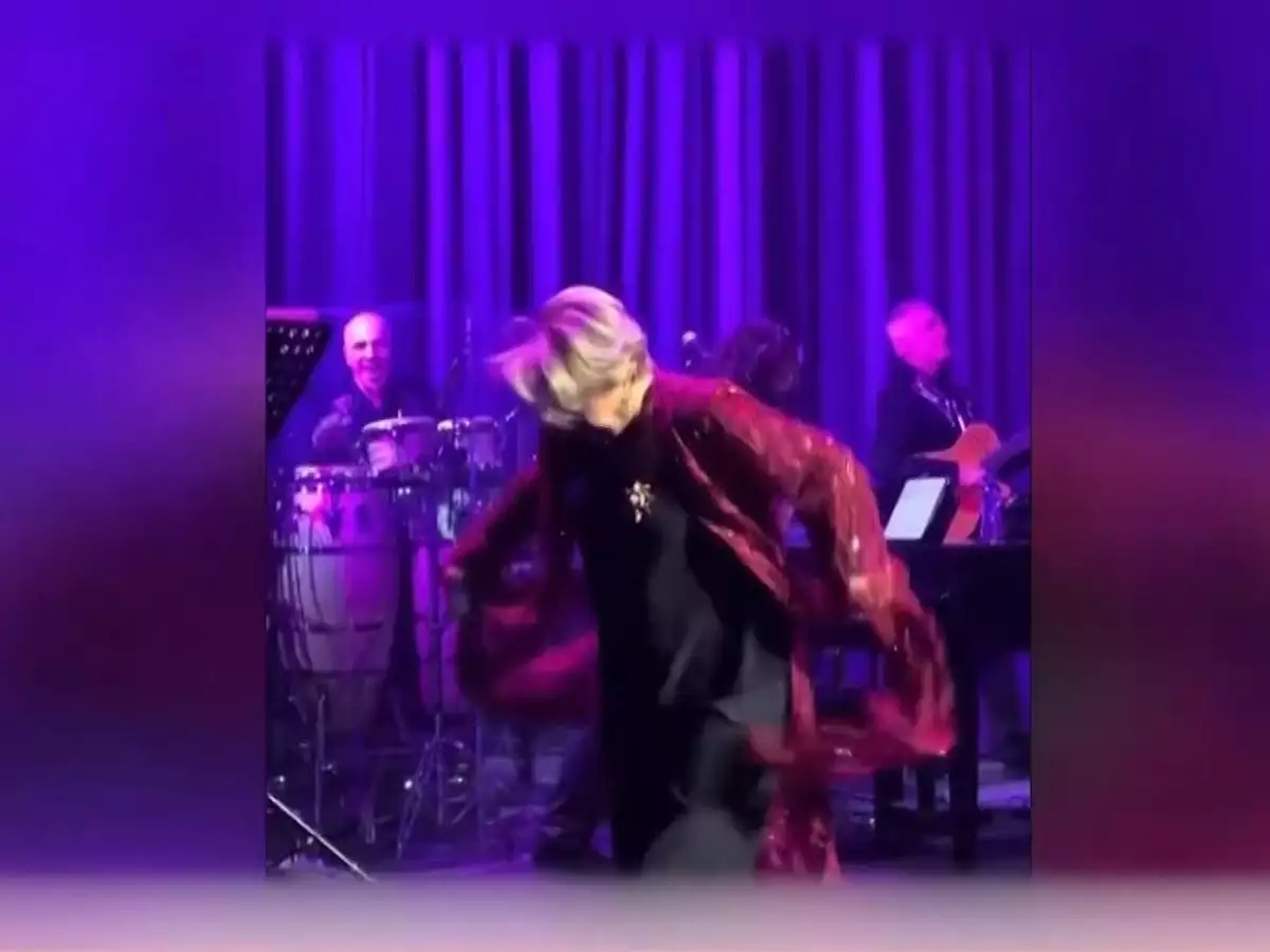 Η Μαρινέλλα, στα 85 της, σε ρεσιτάλ χορού πάνω στην πίστα – Το viral βίντεο