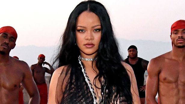 Η έγκυος Rihanna βρήκε ανοιξιάτικο φόρεμα!