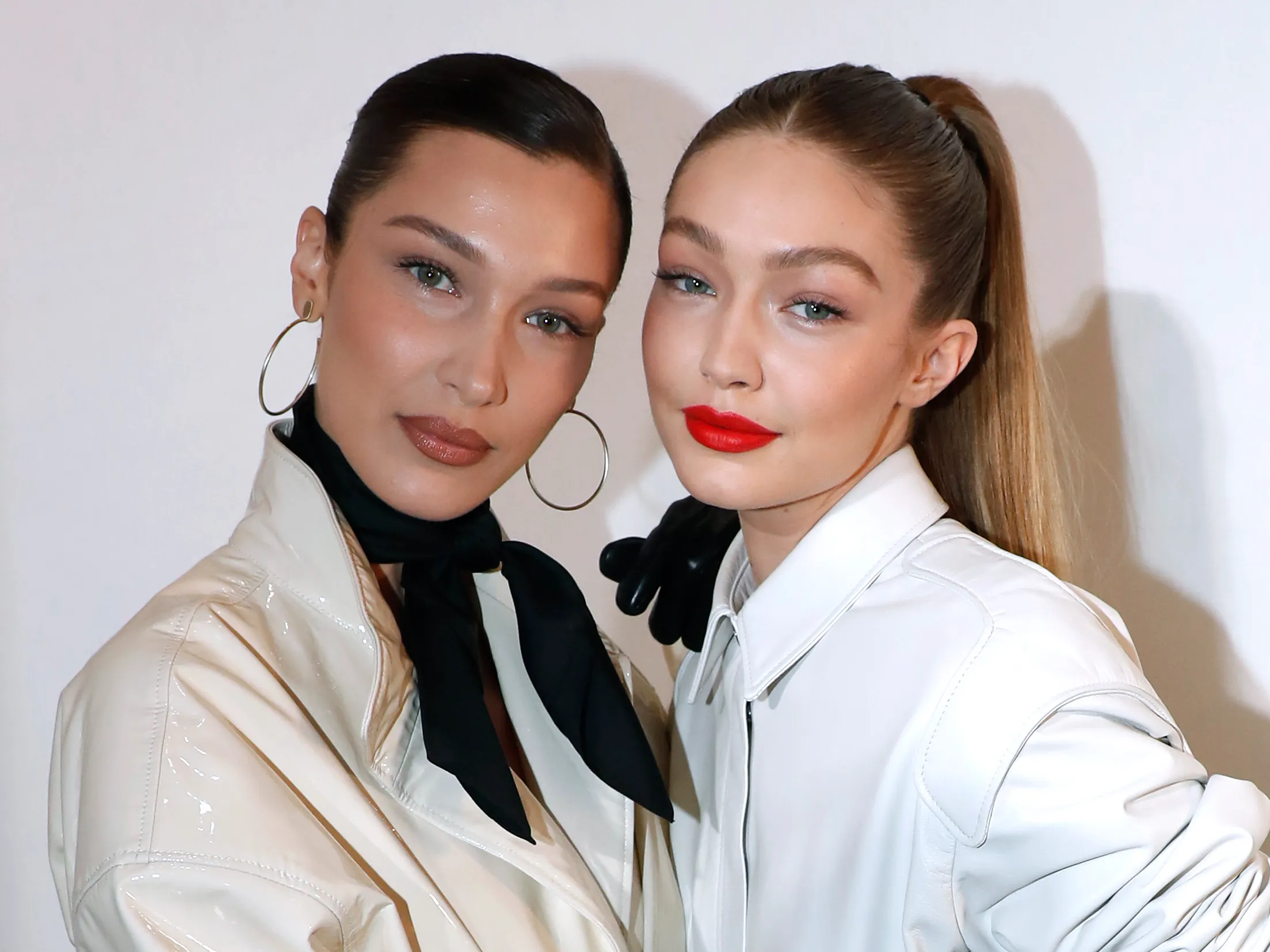 Bella Hadid: Με κόκκινα μαλλιά είναι ίδια η Gigi