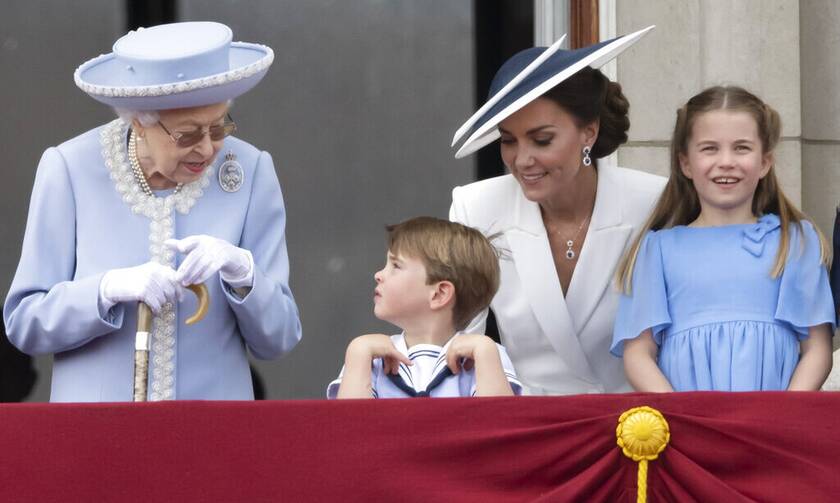 Πλατινένιο Ιωβηλαίο: Τι είπε η βασίλισσα Ελισάβετ στον πρίγκιπα Λούι στο μπαλκόνι του Μπάκιγχαμ