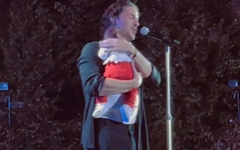 Νίκος Οικονομόπουλος: τραγουδάει έχοντας αγκαλιά του ένα μωρό -video