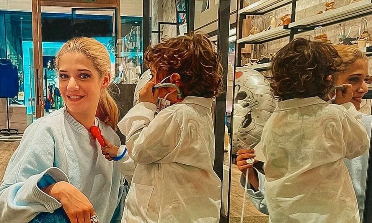 Τζένη Θεωνά: Φωτογραφίζει τον γιο της μπροστά στο δέντρο