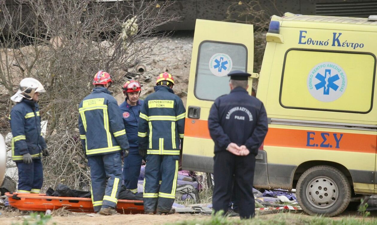 Τέμπη: Τα απομεινάρια του τρένου και οι αποκαλυπτικοί διάλογοι του σταθμάρχη