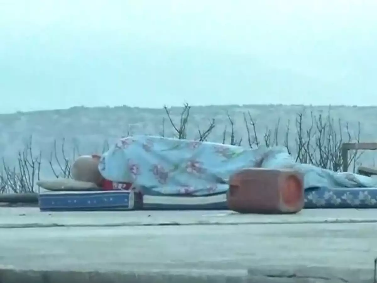 Φωτιά στη Μάνδρα: Η συγκλονιστική εικόνα ανθρώπου να κοιμάται στην ταράτσα του καμένου σπιτιού του