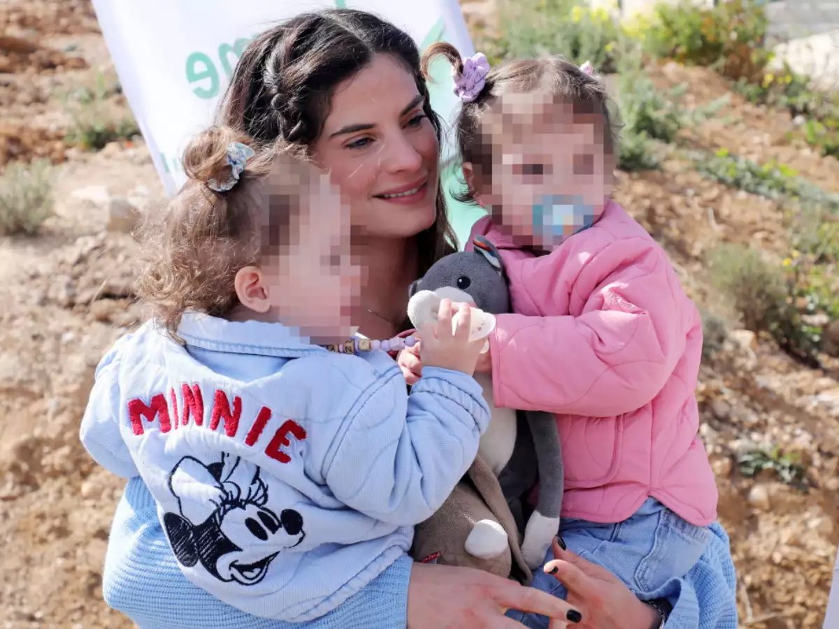 Χριστίνα Μπόμπα: Επέστρεψε στην Αθήνα με τις δίδυμες κόρες της – Η δημόσια εμφάνιση, μετά την «εξαφάνιση» από τα social media