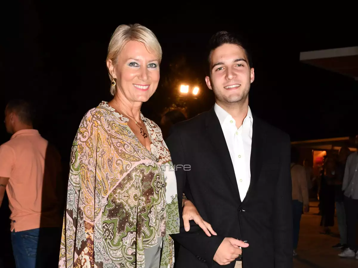 Νατάσα Παζαΐτη: Σπάνια βραδινή εμφάνιση στο Ηρώδειο με τον γιο της, Αλέξανδρο Καραμανλή 