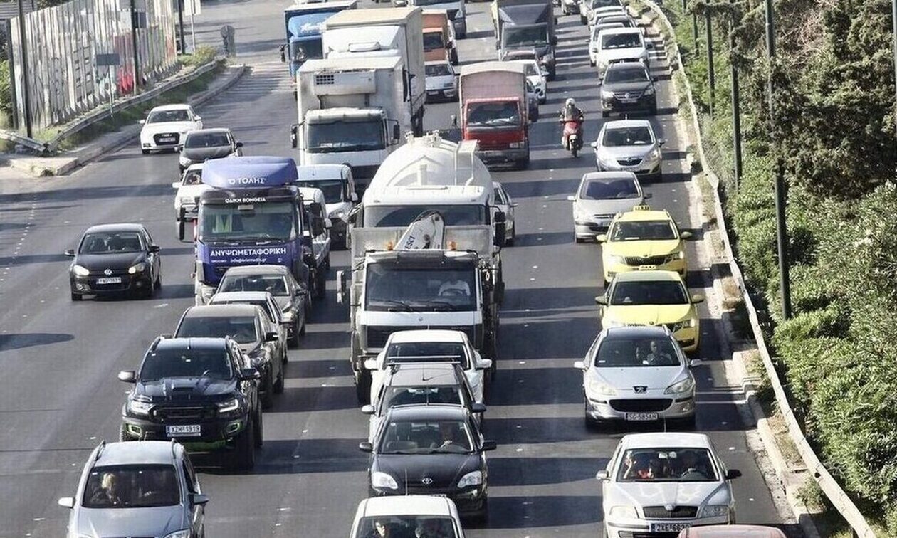 Χάος στην Αττική Oδό μετά από μετωπική σύγκρουση οχημάτων: Ηλικιωμένος μπήκε στο αντίθετο ρεύμα