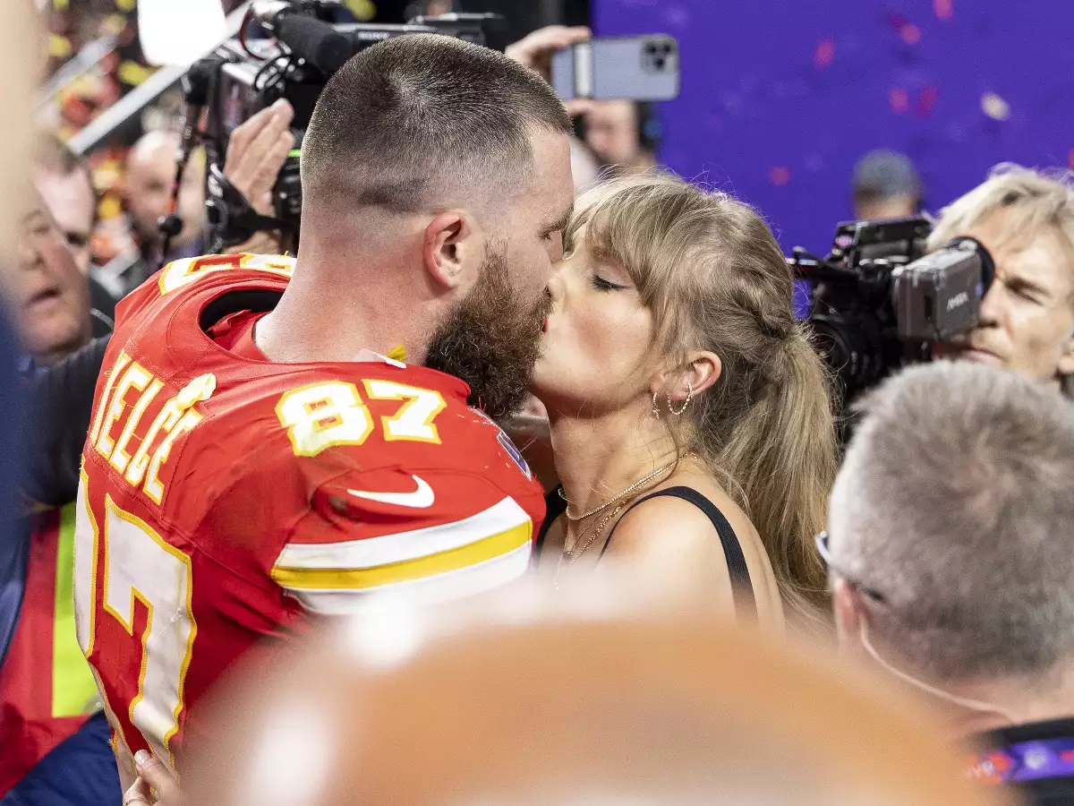 Super Bowl 2024: Το παθιασμένο φιλί της Taylor Swift στον Travis Kelce και η εντυπωσιακή εμφάνιση του Usher στο Halftime Show