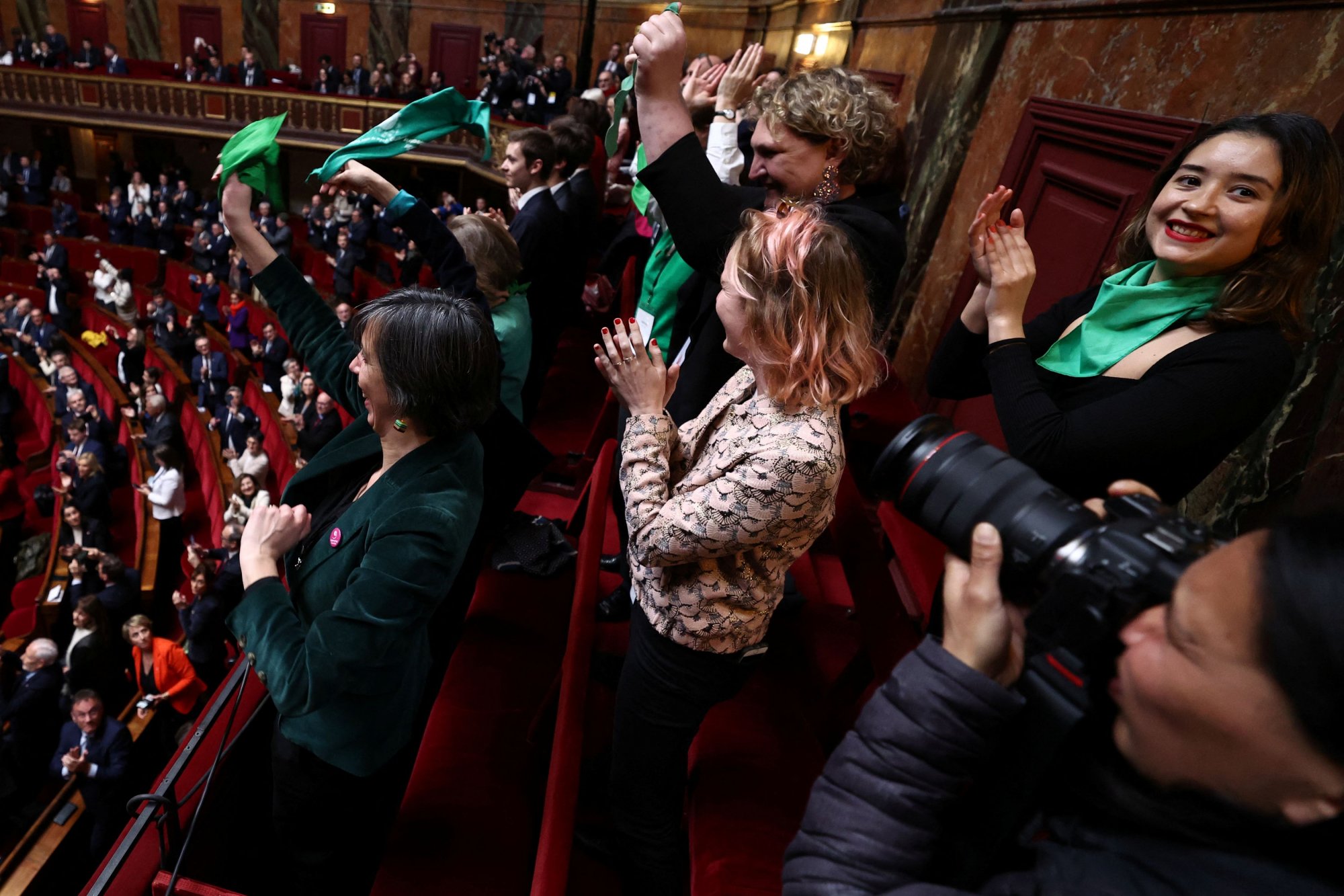 Η Γαλλία γίνεται η πρώτη χώρα στον κόσμο που κατοχυρώνει την άμβλωση ως συνταγματικό δικαίωμα