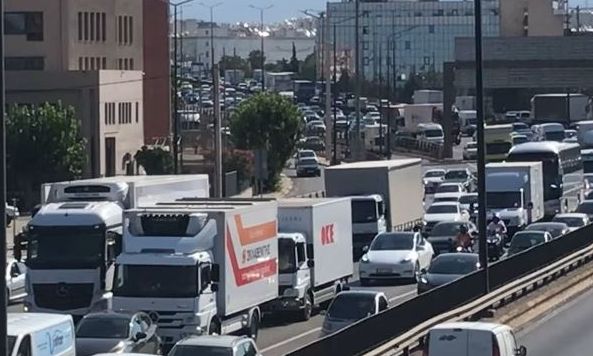 Απεργούν τα ταξί: Προβλήματα με την κίνηση σε πολλά σημεία της Αθήνας (vid)